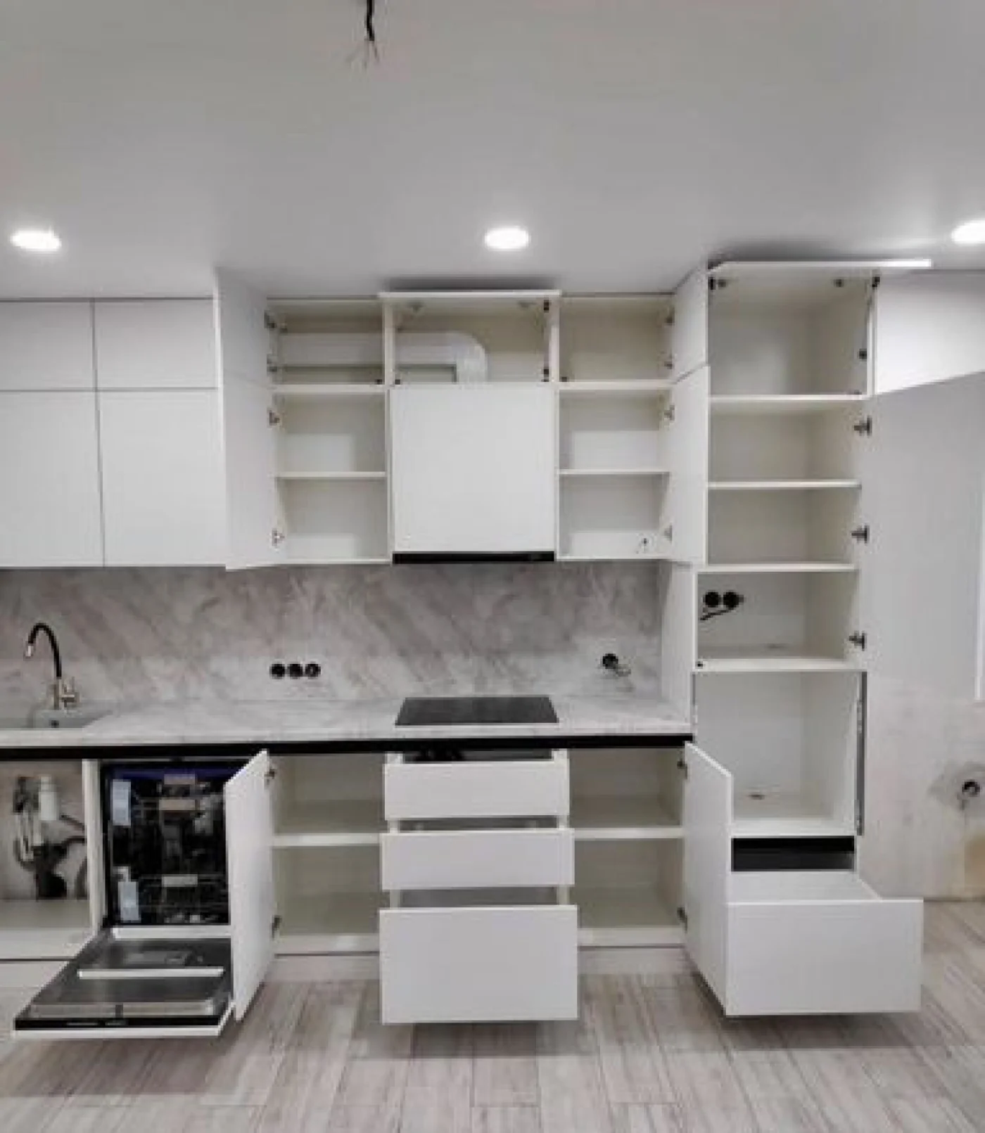 Белая кухня под потолок на заказ с доставкой и рассрочкой